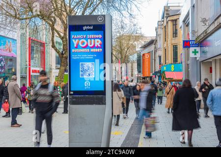 Digital Advertising Screen in Cardiff Queen Street Stockfoto