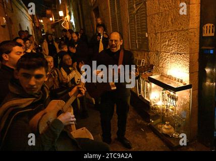 Jerusalem, Israel. Dezember 2023. Die Israelis singen nach dem Anzünden von Hanukkiya in der fünften Nacht des jüdischen Feiertags von Hanukka, dem Lichterfest in Nachlaot in Jerusalem, am Montag, den 11. Dezember 2023. Der achttägige Hanukka-Feiertag erinnert an den Sieg der Makkabäer über das griechisch-syrische Königreich und die Wiedereinweihung des Zweiten Tempels. Foto: Debbie Hill/ Credit: UPI/Alamy Live News Stockfoto