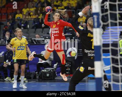 Göteborg, Schweden. 11. Dezember 2023. Dijana Mugosa aus Montenegro erzielt am 11. dezember 2023 ein Tor während des montags stattfindenden Handball-WM-Spiels zwischen Montenegro und Schweden in der Skandinavium Arena in Göteborg, Schweden. Foto: Adam Ihse/TT/Code 9200 Credit: TT News Agency/Alamy Live News Stockfoto