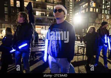 AMSTERDAM - Publikum während der Feier des jüdischen Festivals Hanukkah auf dem George Gershwinplein auf dem Zuidas. Die jüdische Organisation Maccabi Netherlands und der Student Rabbi Yanki Jacobs organisierten das Treffen. ANP EVA PLEVIER niederlande Out - belgien Out Stockfoto