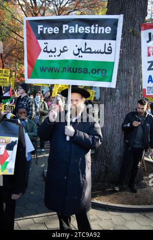 Pro-palästinensische Kundgebung fand am Black Friday in New York City statt, um gegen die Unterstützung und Komplizenschaft der USA mit Israel bei der Bombardierung des Gazastreifens zu protestieren, bei der nach dem Angriff der Hamas auf Israel am 7. Oktober 2023 wahllos Tausende von Zivilisten getötet wurden. Ultra Pro palästinensisch-orthodoxe jüdische Rabbiner demonstrieren gegen die israelische Regierung. Bombardierung des Gazastreifens Stockfoto