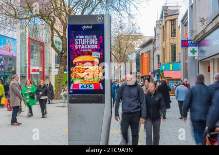 Digital Advertising Screen Cardiff Dezember 2023 Stockfoto