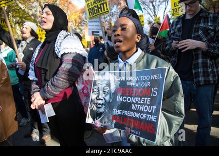 Pro-palästinensische Kundgebung fand am Black Friday in New York City statt, um gegen die Unterstützung und Komplizenschaft der USA mit Israel bei der Bombardierung des Gazastreifens zu protestieren, bei der nach dem Angriff der Hamas auf Israel am 7. Oktober 2023 wahllos Tausende von Zivilisten getötet wurden. Stockfoto