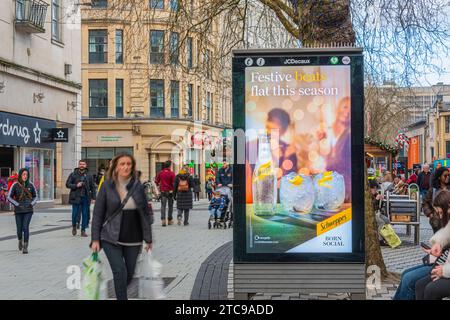 Digital Advertising Screen Cardiff Dezember 2023 Stockfoto