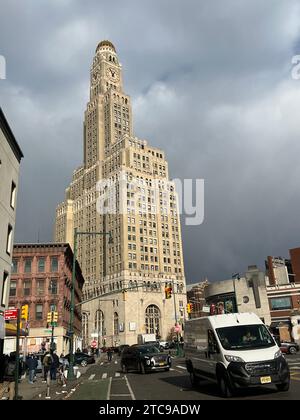 Das berühmte Williamsburg Savings Bank Building erhebt sich im Viertel Fort Greene, von der Flatbush Avenue in Brooklyn, New York aus gesehen. Stockfoto