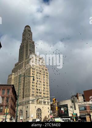 Das berühmte Williamsburg Savings Bank Building erhebt sich im Viertel Fort Greene, von der Flatbush Avenue in Brooklyn, New York aus gesehen. Stockfoto