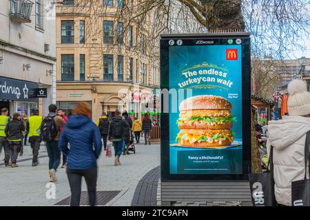 Digital Advertising Screen Cardiff Dezember 2023 Stockfoto