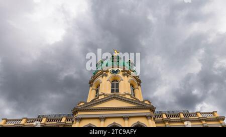Berlin, Deutschland - 25. Juli 2023: Fassade und bewölkter Himmel des Schlosses Charlottenburg in Berlin Stockfoto