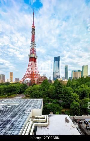 Ein Blick aus der Vogelperspektive auf den berühmten Turm in Japan mit vielen Autos, die auf dem Dach geparkt sind, bietet eine einzigartige Perspektive auf die Stadt Stockfoto