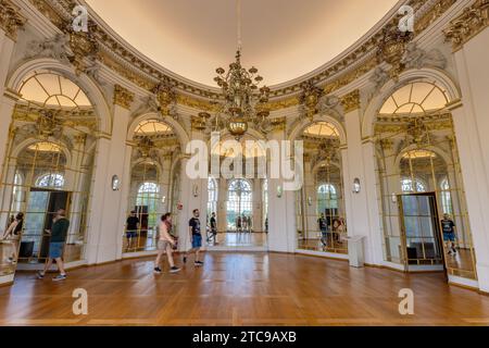 Berlin, Deutschland - 25. Juli 2023: Fenster des oberen Ovalsaals und Salon mit wunderschönem Blick auf die königlichen Gärten des Schlosses Charlottenburg in Berlin Stockfoto