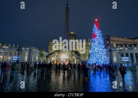 Rom, . Dezember 2023. 12/2023 Rom, Weihnachtsbaum Vatikanstadt. Der Baum ist eine 27 Meter lange Silbertanne, die vom Piemont an den Heiligen Stuhl gespendet wurde. Der Baum stammt aus der Gemeinde Macra in der Provinz Cuneo. PS: Das Foto kann in Übereinstimmung mit dem Kontext verwendet werden, in dem es aufgenommen wurde, und ohne diffamierende Absicht des Ansehens der dargestellten Personen. Quelle: Unabhängige Fotoagentur/Alamy Live News Stockfoto