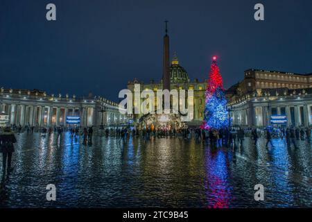 Rom, . Dezember 2023. 12/2023 Rom, Weihnachtsbaum Vatikanstadt. Der Baum ist eine 27 Meter lange Silbertanne, die vom Piemont an den Heiligen Stuhl gespendet wurde. Der Baum stammt aus der Gemeinde Macra in der Provinz Cuneo. PS: Das Foto kann in Übereinstimmung mit dem Kontext verwendet werden, in dem es aufgenommen wurde, und ohne diffamierende Absicht des Ansehens der dargestellten Personen. Quelle: Unabhängige Fotoagentur/Alamy Live News Stockfoto