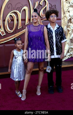 TIA Mowry mit Cairo Hardrict und Cree Taylor Hardrict bei der Premiere des Kinofilms Wonka im Regency Village Theatre. Los Angeles, 10.12.2023 *** Tia Mowry mit Cairo Hardrict und Cree Taylor Hardrict bei der Premiere des Films Wonka im Regency Village Theatre Los Angeles, 10 12 2023 Foto:xD.xBedrosianx/xFuturexImagex wonka 3259 Credit: Imago/Alamy Live News Stockfoto