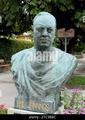 Strobl, Österreich. August 2023. Büste des deutschen Schauspielers Emil Jannings, 1884–1950, in Strobl am Wolfgangsee im Salzkammergut. Das Salzkammergut ist Kulturhauptstadt 2024. Quelle: Beate Schleep/dpa/Alamy Live News Stockfoto