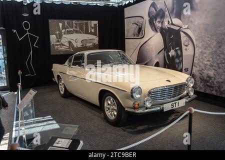 Göteborg, Schweden - 10. April 2022: Roger Moores Volvo P1800 im Display. Stockfoto