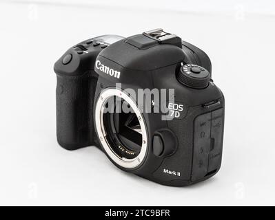 Göteborg, Schweden – 21. Mai 2022: Studio-Produktfoto einer digitalen Spiegelreflexkamera Canon EOS 7D Mark II. Stockfoto