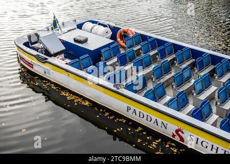 Göteborg, Schweden - 06. november 2022: Paddan-Sightseeing-Boot in einem Kanal Stockfoto