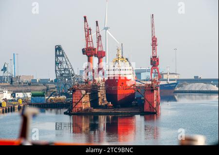 Frederikshavn, Dänemark - 22. April 2011: Rotes Fischereischiff im Trockendock. Stockfoto