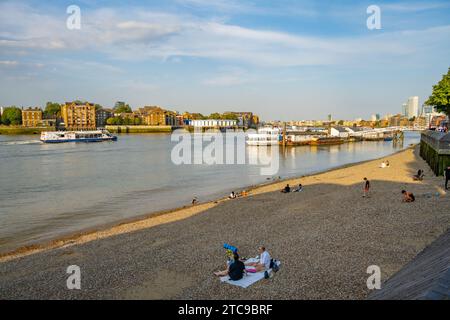 Bermondsey Beach an der Themse an einem heißen Nachmittag Stockfoto