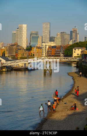 Bermondsey Beach an der Themse an einem heißen Nachmittag Stockfoto