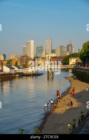 Bermondsey Beach an der Themse an einem heißen Nachmittag Stockfoto