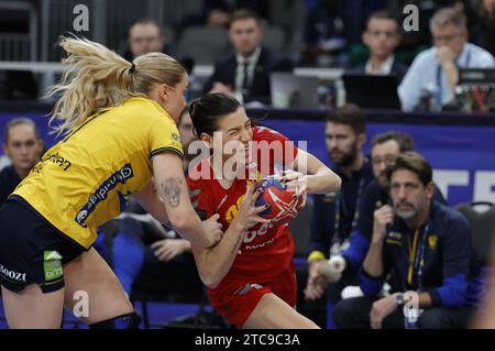 Göteborg, Schweden. 11. Dezember 2023. Schweden Nina Dano und Montenegro Itana Grbic während des Handball-WM-Spiels zwischen Montenegro und Schweden am 11. dezember 2023 in der Skandinavium Arena in Göteborg, Schweden. Foto: Adam Ihse/TT/Code 9200 Credit: TT News Agency/Alamy Live News Stockfoto