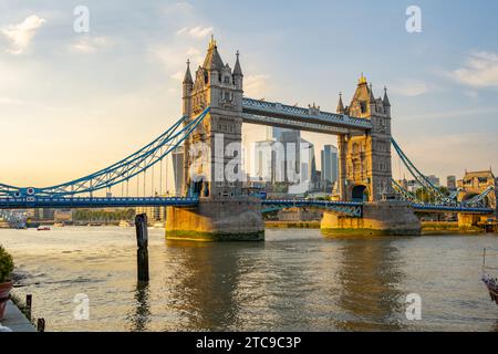 Tower Bridge bei Sonnenuntergang mit Blick auf die Stadt Stockfoto