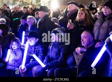 AMSTERDAM - Publikum während der Feier des jüdischen Festivals Hanukkah auf dem George Gershwinplein auf dem Zuidas. Die jüdische Organisation Maccabi Netherlands und der Student Rabbi Yanki Jacobs organisierten das Treffen. ANP EVA PLEVIER niederlande Out - belgien Out Stockfoto