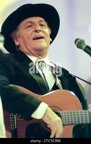 Mailand Italien 25. April 1996: Renzo Arbore, italienischer Sänger, während eines Live-Konzerts bei der Superclassifica Show Stockfoto