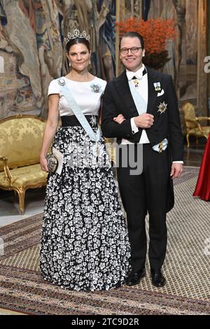 Stockholm, Schweden. Dezember 2023. STOCKHOLM, SCHWEDEN 20231211 Kronprinzessin Victoria und Prinz Daniel bei der Ankunft beim Königsessen für Nobelpreisträger im Königspalast am Montagabend. Foto: Jonas Ekströmer/TT/Code 10030 Credit: TT News Agency/Alamy Live News Stockfoto