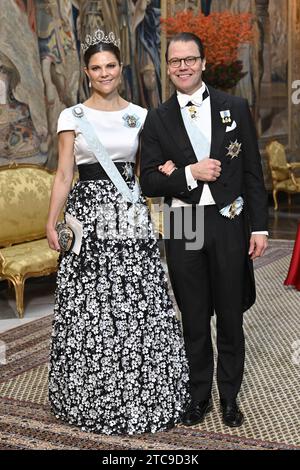 Stockholm, Schweden. Dezember 2023. STOCKHOLM, SCHWEDEN 20231211 Kronprinzessin Victoria und Prinz Daniel bei der Ankunft beim Königsessen für Nobelpreisträger im Königspalast am Montagabend. Foto: Jonas Ekströmer/TT/Code 10030 Credit: TT News Agency/Alamy Live News Stockfoto