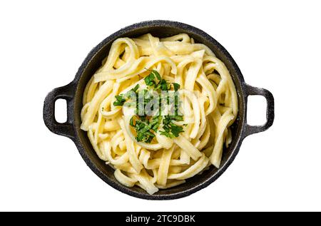 Deutsche Spätzle Eiernudeln mit Butter und Petersilie in einer Pfanne. Isolierter, weißer Hintergrund Stockfoto