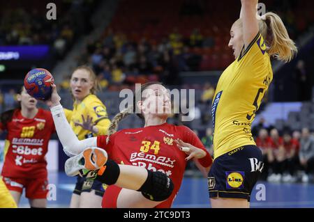 Göteborg, Schweden. Dezember 2023. Tatjana Brnovic aus Montenegro und Tyra Axnér aus Schweden während des montags stattfindenden Handball-WM-Spiels zwischen Montenegro und Schweden in der Skandinavium-Arena in Göteborg, Schweden am 11. dezember 2023.Foto: Adam Ihse/TT/Code 9200 Credit: TT News Agency/Alamy Live News Stockfoto