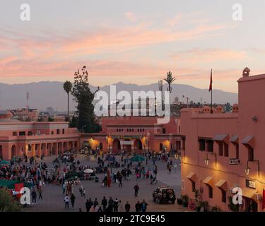 Blick auf den Platz Jemaa el-Fna am Abend bei Sonnenuntergang mit den Bergen dahinter. Marrakesch aka Marrakesch, Marokko, 11. Dezember 2023 Stockfoto