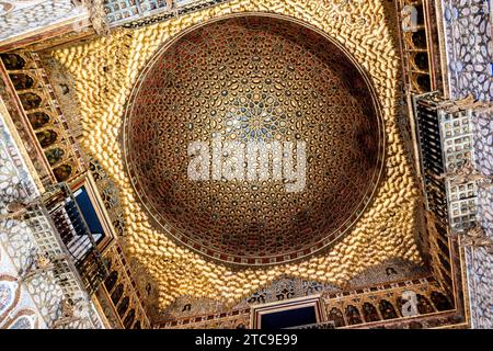 Detaillierte Ansicht eines reich verzierten Kuppelinneren im Alcázar von Sevilla, dem Königlichen Palast von Sevilla, Spanien. Stockfoto