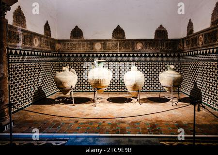 Drei große Keramiktöpfe vor geometrisch gekachelten Hintergrund im Alcázar von Sevilla, dem Königlichen Palast von Sevilla, Spanien. Stockfoto