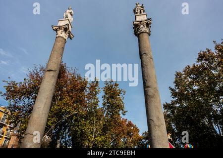 Die majestätischen Säulen von Herkules und Julius Caesar auf der Plaza de la Alameda, Sevilla, Spanien. Stockfoto