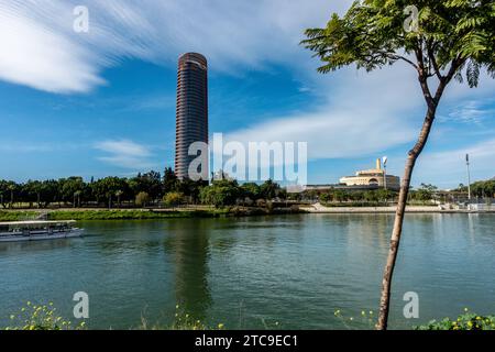 Torre Sevilla, der Sevilla-Turm in Spanien, am Fluss Guadalquivir gelegen. Stockfoto