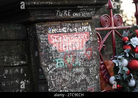 Liverpool, Großbritannien. Dezember 2023. Blick auf den Eingang zum Strawberry Field in Liverpool, England, Großbritannien am 5. Dezember 2023. (Foto: Efren Landaos/SIPA USA) Credit: SIPA USA/Alamy Live News Stockfoto