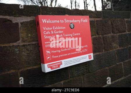Liverpool, Großbritannien. Dezember 2023. Ein Plakat im Strawberry Field in Liverpool, England, Großbritannien am 5. Dezember 2023. (Foto: Efren Landaos/SIPA USA) Credit: SIPA USA/Alamy Live News Stockfoto