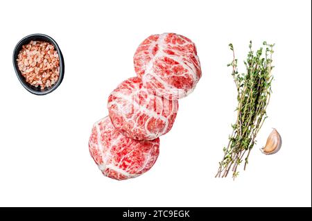 Rohe Atriaux-Schnitzel, gemahlenes Schweinefleisch, in Schweinefleisch gewickelt, schweizer Wurst. Isolierter, weißer Hintergrund Stockfoto