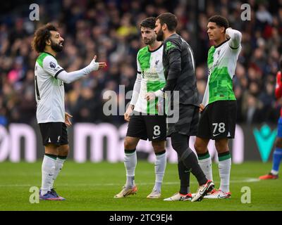 Crystal Palace gegen Liverpool - Premier League - Selhurst Park - 9. Dezember 2023. Mo Salah aus Liverpool spricht mit Alisson Becker während des Premier League-Spiels im Selhurst Park. Bildnachweis: Mark Pain / Alamy Live News Stockfoto