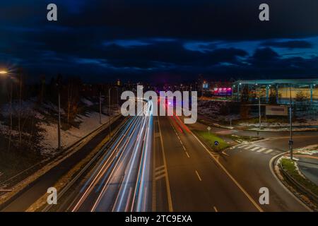 Straßenlaternen mit blauem Winterhimmel in Ceske Budejovice CZ 12 11 2023 Stockfoto
