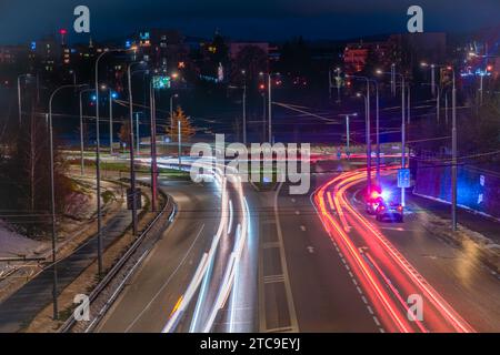 Straßenlaternen mit blauem Winterhimmel in Ceske Budejovice CZ 12 11 2023 Stockfoto