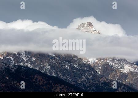 Der Grand Teton erhebt sich hoch über einer Nebelschicht in den höheren Lagen der Teton Mountains. Grand Teton National Park, Wyoming Stockfoto