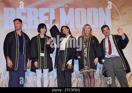 Ed Skrein, Bae doona, Sofia Boutella, Deborah Snyder und Zack Snyder bei der Pressekonferenz zum Netflix Film Rebel Moon - Part One: A Child of Fire/Rebel Moon Teil 1: Kind des Feuers im Hotel Four Seasons. Tokio, 11.12.2023 *** Ed Skrein, Bae doona, Sofia Boutella, Deborah Snyder und Zack Snyder bei der Pressekonferenz zum Netflix-Film Rebel Moon Part 1 Ein Kind des Feuers Rebel Moon Part 1 Child of Fire im Four Seasons Hotel Tokyo, 11 12 2023 Foto:XK.xNarax/xFuturexImagex REbel 3214 Credit: Imago/Alamy Live News Stockfoto