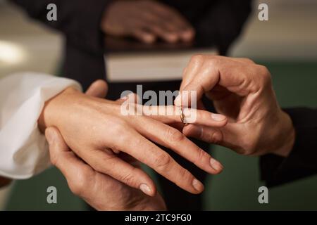 Nahaufnahme eines älteren Paares, das Ringe in der Kirche am Hochzeitstag austauscht, Kopierraum Stockfoto
