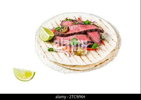 Gegrilltes Rindersteak Fajitas, Taco-Tortillas mit Zwiebeln, Jalapeno und Paprika. Isolierter, weißer Hintergrund Stockfoto