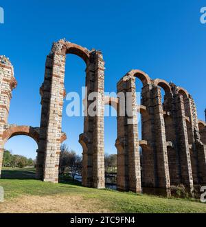 Ruinen des antiken römischen Aquädukts vor einem klaren blauen Himmel. Stockfoto