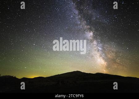 Die Milchstraßengalaxie, die sich über dem Nordkrater erhebt. Krater des Mond National Monument, Idaho Stockfoto